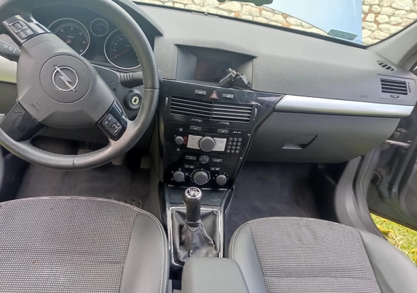 Opel Astra cena 9500 przebieg: 365448, rok produkcji 2007 z Puławy małe 191
